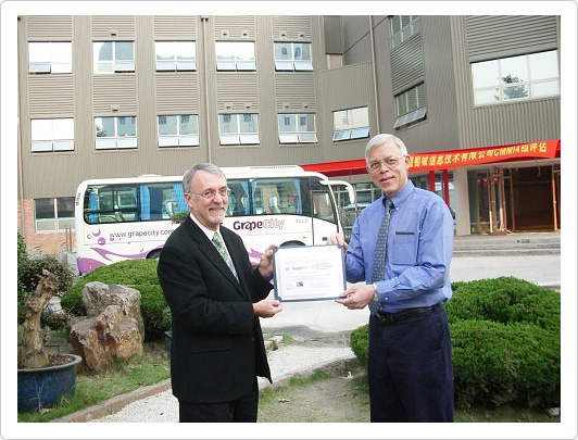 Mac Patrick 先生为上海葡萄城信息技术有限公司颁证