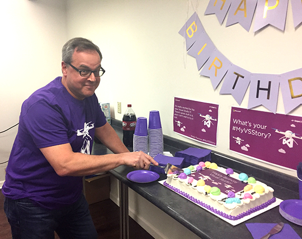 高级工程师John Juback切Visual Studio的生日蛋糕